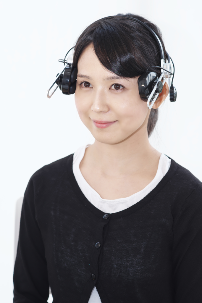 目に機械をつけている画像